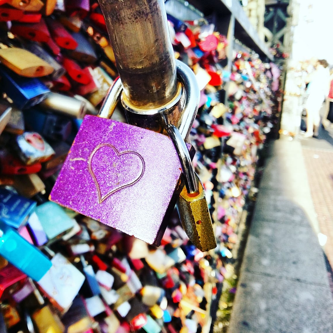 Liefdesslotjes op de Hohenzollern brug in Keulen.