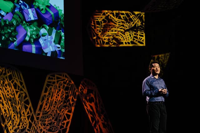 Jia Jiang geeft een Ted Talk. Foto door www.alexmckissack.com voor TedxMtHood. (CC BY-NC-ND 2.0)