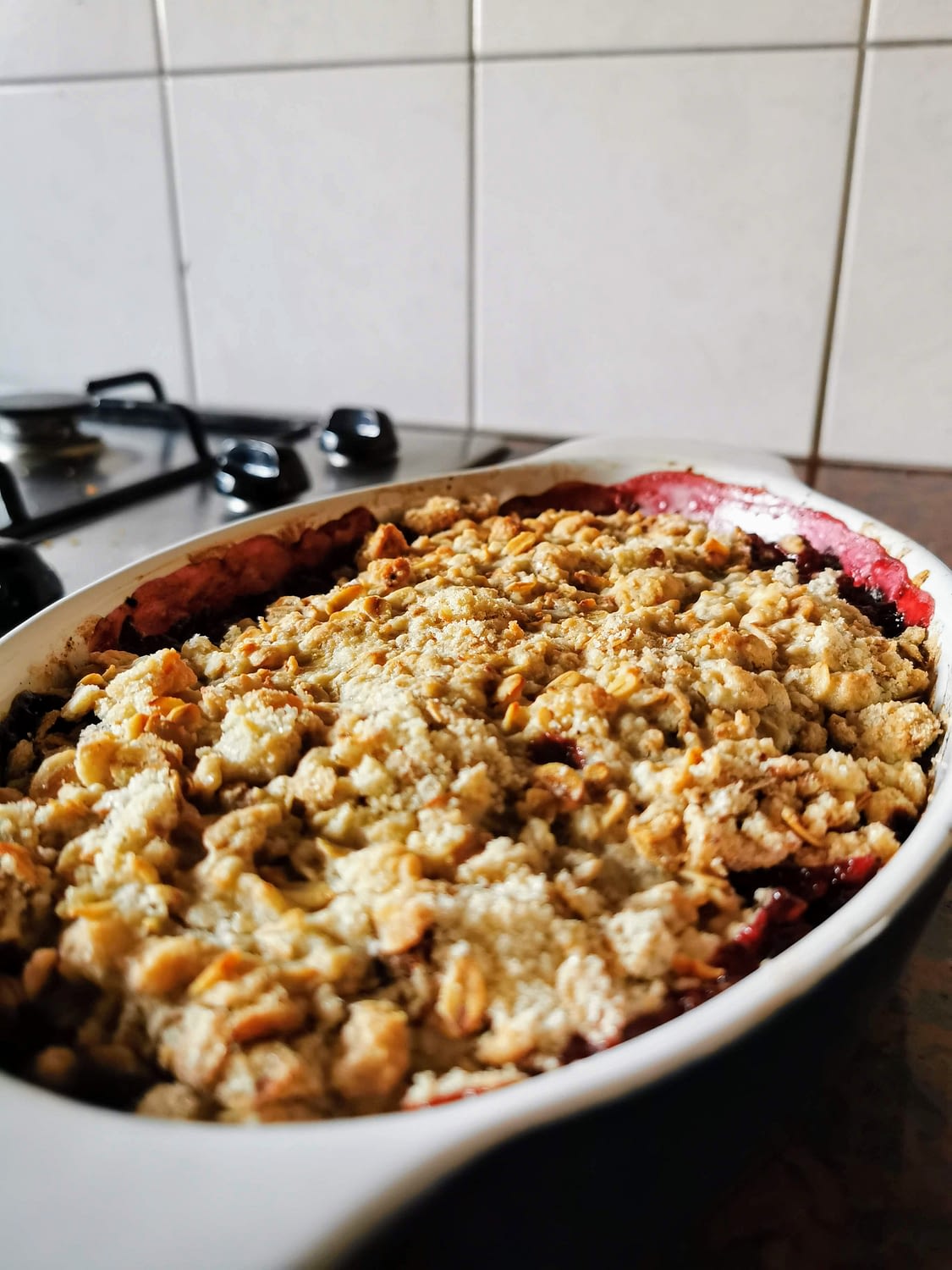 Vegan crumble met appel en rood fruit