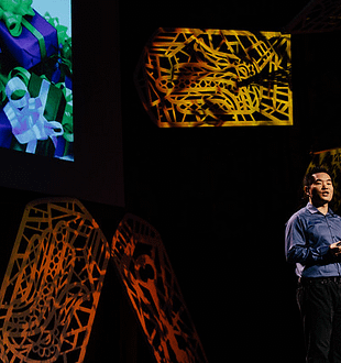 Jia Jiang geeft een Ted Talk. Foto door www.alexmckissack.com voor TedxMtHood. (CC BY-NC-ND 2.0)