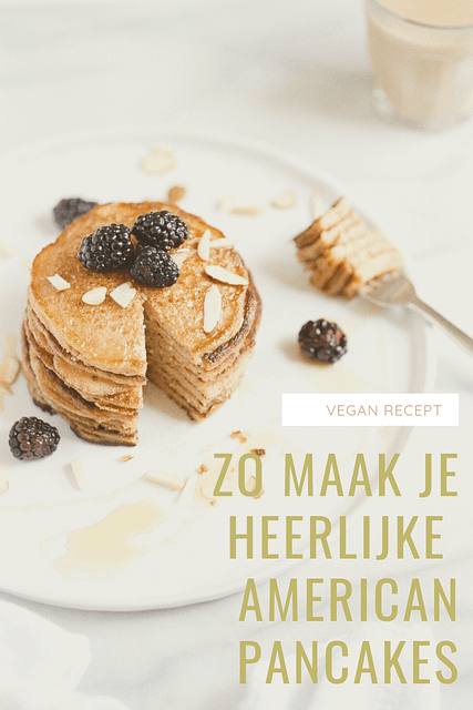 Ben jij ook zo gek van pannenkoeken? Ik wel! Toen ik een tijdje geleden besliste om zo vaak mogelijk plantaardig te eten, was ik bang dat ik nooit meer lekkere pannenkoeken zou eten. Tot ik dit recept vond :)
Eerlijk, ik wil nooit nog andere pannenkoeken dan deze vegan american pancakes. Je hebt de ingrediënten vast op dit moment in je keuken liggen. Daarbij is dit recept zo gemakkelijk en snel te maken, dat zelfs de grootste keukenkluns ermee aan de slag kan. Krijg jij ook een hongertje of ben alleen ik dat?