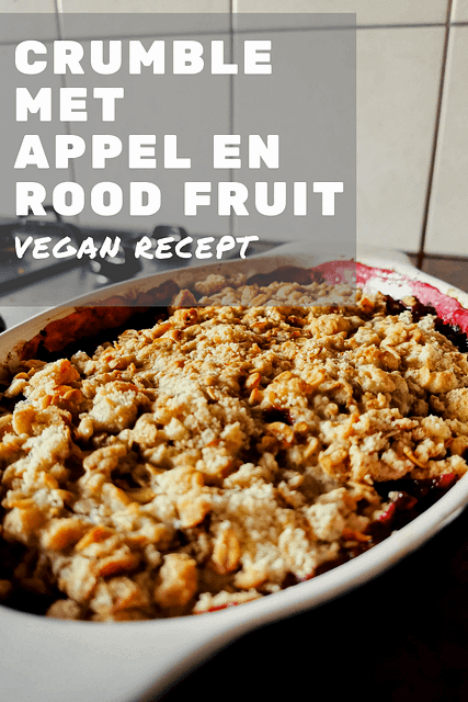 Recept voor een vegan crumble met appel en rood fruit. Ideaal als dessert met een bolletje plantaardig ijs of als ontbijt met plantaardige natuuryoghurt.