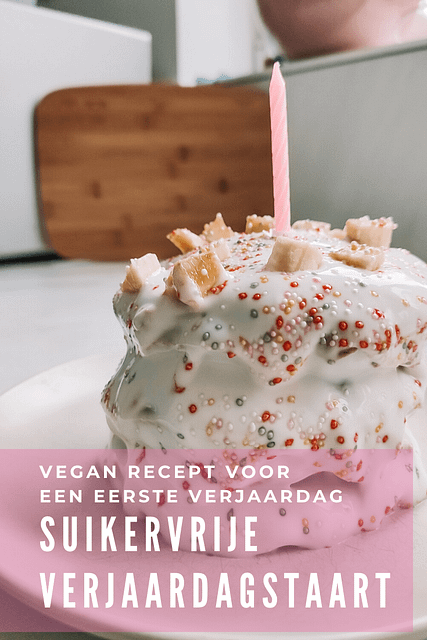 Vier jij de verjaardag van jouw baby ook graag met een suikervrije taart? Dan is dit eenvoudig en vegan recept precies waar je naar op zoek bent!
Onlangs vierde baby Ava haar eerste verjaardag (oh, wat vliegt de tijd). Ava eet graag en proeft graag van alles mee. En dus zag ik het niet zitten om haar een stuk van haar grote gesuikerde taart te geven. Ook omdat ze niet aarzelt om duidelijk naar meer te vragen :)
Dus besloot ik om zelf een suikervrije taart te maken voor haar eerste verjaardagsfeestje, een smashcake zeg maar. Eentje zonder toegevoegde suiker én vegan. Verrassend genoeg heel eenvoudig om te maken en het resultaat mag er zijn.