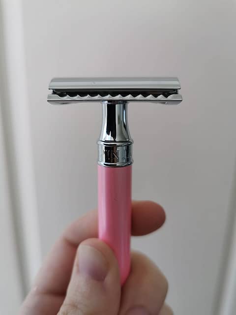 Scheren met een safety razor.